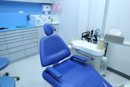 غرفة علاج أسنان بمعدات حديثة في عيادة بانكوك سمايل لطب الأسنان