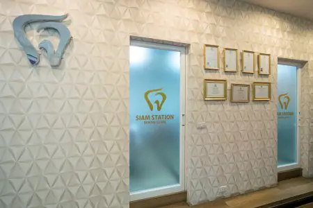 ممر في عيادة Siam Station Dental Clinic مع شهادات وديكور حديث