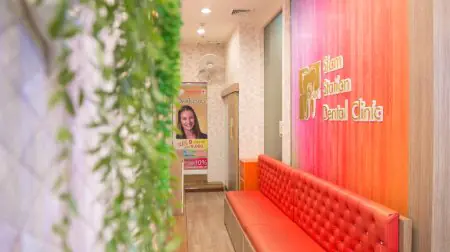 منطقة الاستقبال في Siam Station Dental Clinic بمقاعد حديثة وديكور نابض بالحياة