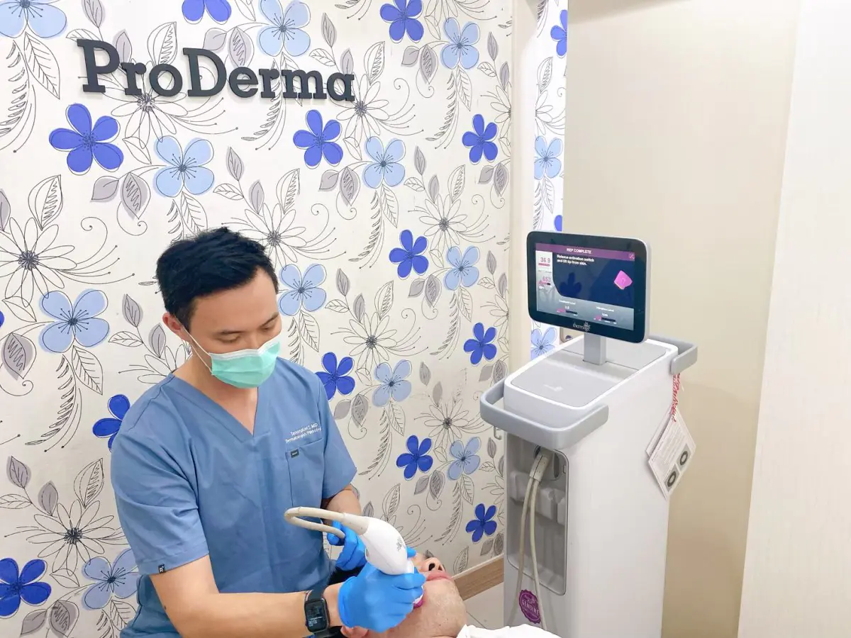 علاج الأمراض الجلدية بأجهزة حديثة في عيادة ProDerma