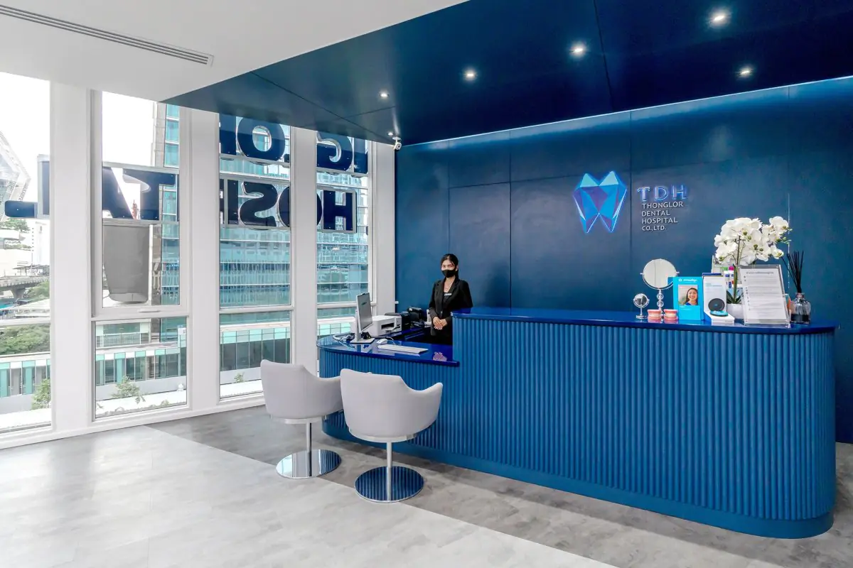 Зона ресепшн в Thonglor Dental Hospital в Бангкоке, современный синий интерьер