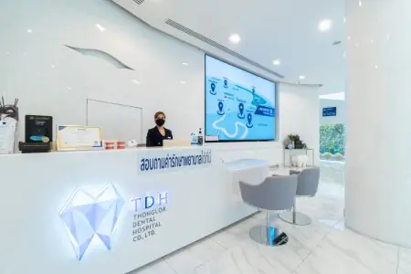 منطقة الاستقبال في مستشفى Thonglor Dental في بانكوك، عيادة أسنان حديثة