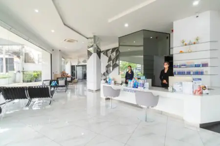 منطقة الاستقبال في مستشفى Thonglor Dental، ديكور حديث وصالة انتظار