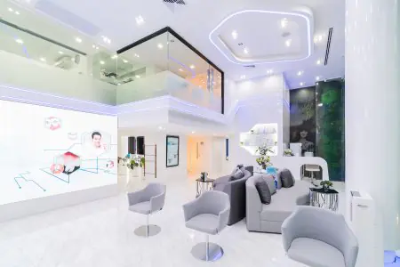 منطقة استقبال وانتظار حديثة في مستشفى Thonglor Dental في بانكوك