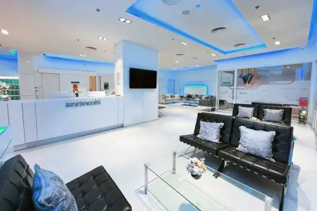 منطقة استقبال وانتظار حديثة في مستشفى Thonglor Dental في بانكوك