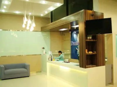 Área de recepción en Dental Smile Pattaya con decoración moderna y asientos cómodos