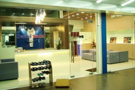 Recepción y sala de espera en la clínica Dental Smile Pattaya, centro dental moderno