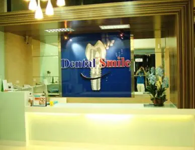 Mostrador de recepción en la clínica Dental Smile Pattaya con decoración moderna