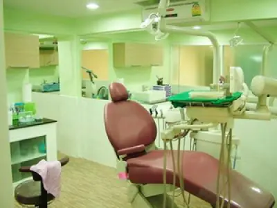 Sala de tratamiento dental con equipo moderno en Dental Smile Pattaya
