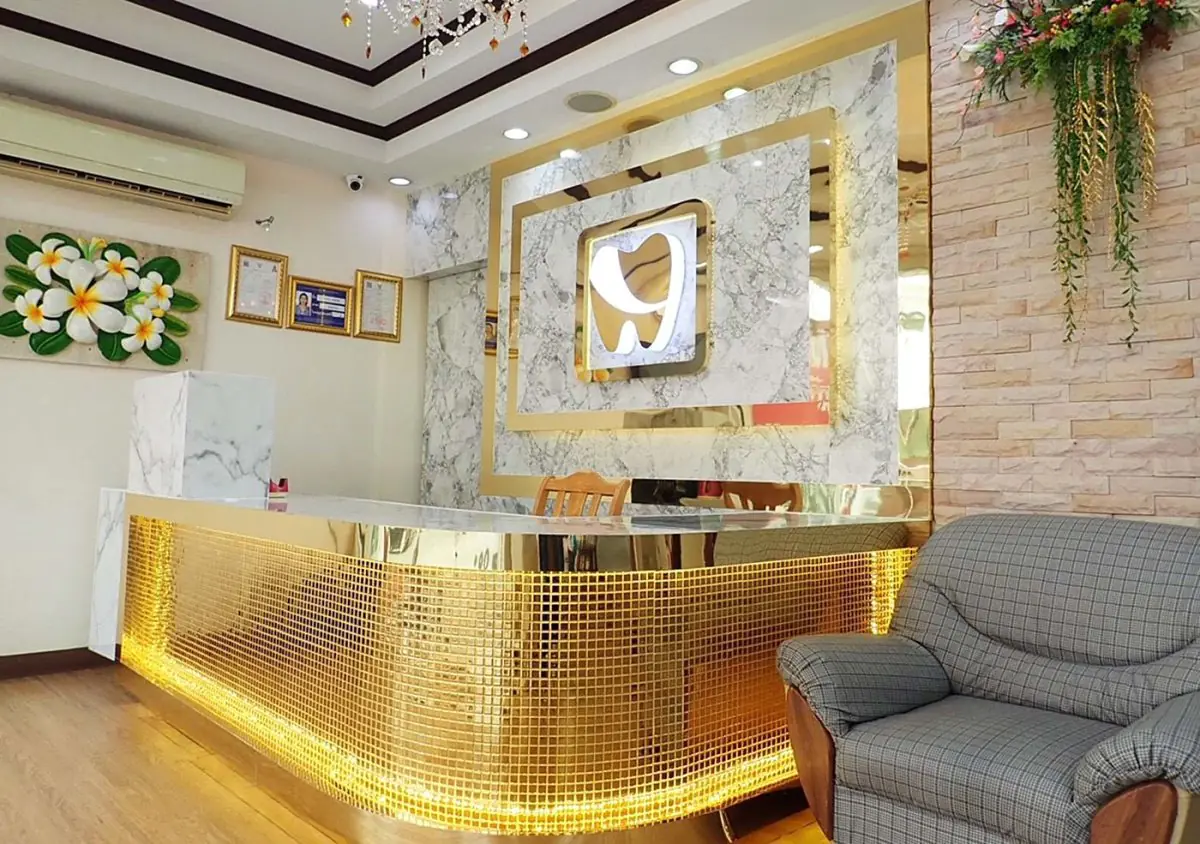 Área de recepción en Central Pattaya Dental Center con diseño moderno dorado