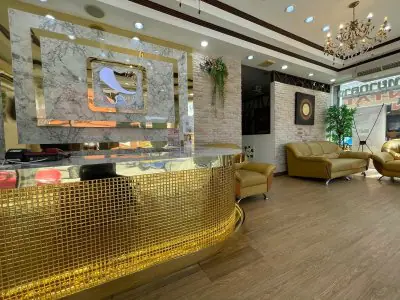 Recepción en Central Pattaya Dental Center con decoración dorada y sala de espera