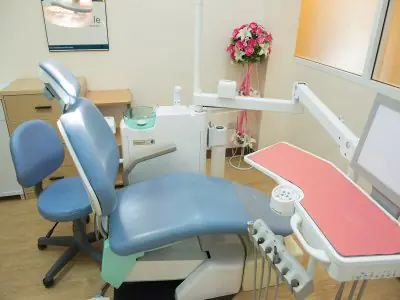 Sala de tratamiento dental con equipo moderno en Central Pattaya Dental Center