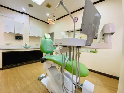 Sala de tratamiento dental con equipo moderno en Central Pattaya Dental Center