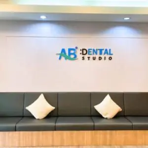 منطقة انتظار الاستقبال في AB Dental Studio Phuket بمقاعد حديثة