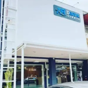 واجهة عيادة A.B. Dental Studio Phuket، عيادة أسنان حديثة في تايلاند