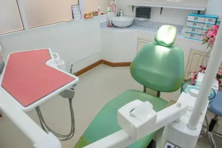 غرفة علاج أسنان بمعدات حديثة في عيادة Pattaya Smile Dental Clinic