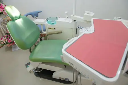 كرسي علاج الأسنان ومعدات في عيادة Pattaya Smile Dental Clinic