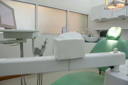 غرفة علاج الأسنان بمعدات حديثة في عيادة Pattaya Smile Dental Clinic