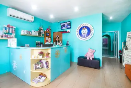 منطقة الاستقبال في Phuket Dental Studio، ديكور مشرق مع عرض منتجات طب الأسنان