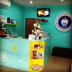 منطقة الاستقبال في Phuket Dental Studio، عيادة أسنان حديثة وملونة في تايلاند