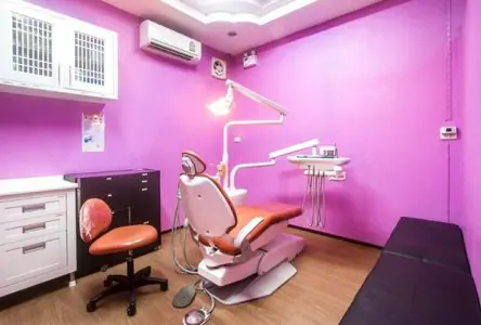 غرفة علاج أسنان بمعدات حديثة في Phuket Dental Studio، تايلاند