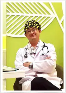 طبيب يرتدي معطف أبيض في منطقة الاستشارة في Phi Beauty Clinic Phuket