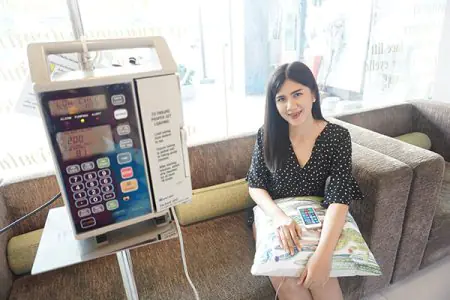 مريضة تتلقى علاج وريدي في منطقة الانتظار في Phi Beauty Clinic Phuket