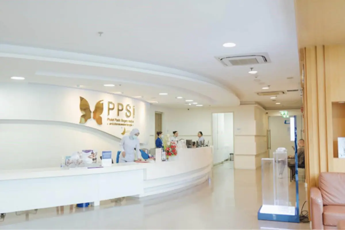 Accueil du Phuket Plastic Surgery Institute, design moderne avec personnel au comptoir