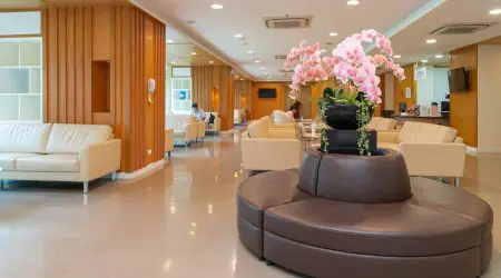منطقة انتظار حديثة في معهد جراحة التجميل بوكيت بمقاعد مريحة