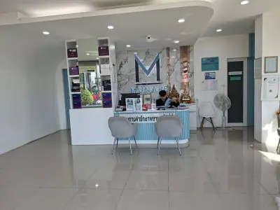 منطقة الاستقبال في عيادة Munare Chiangmai بديكور حديث ومقاعد انتظار