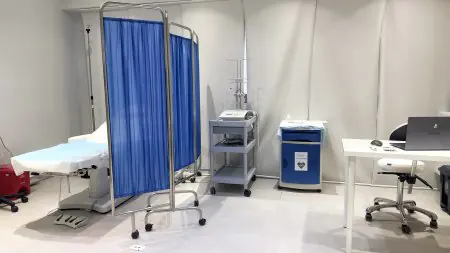 غرفة فحص المرضى في INNOVA CLINIC PUNTA CANA مع معدات طبية