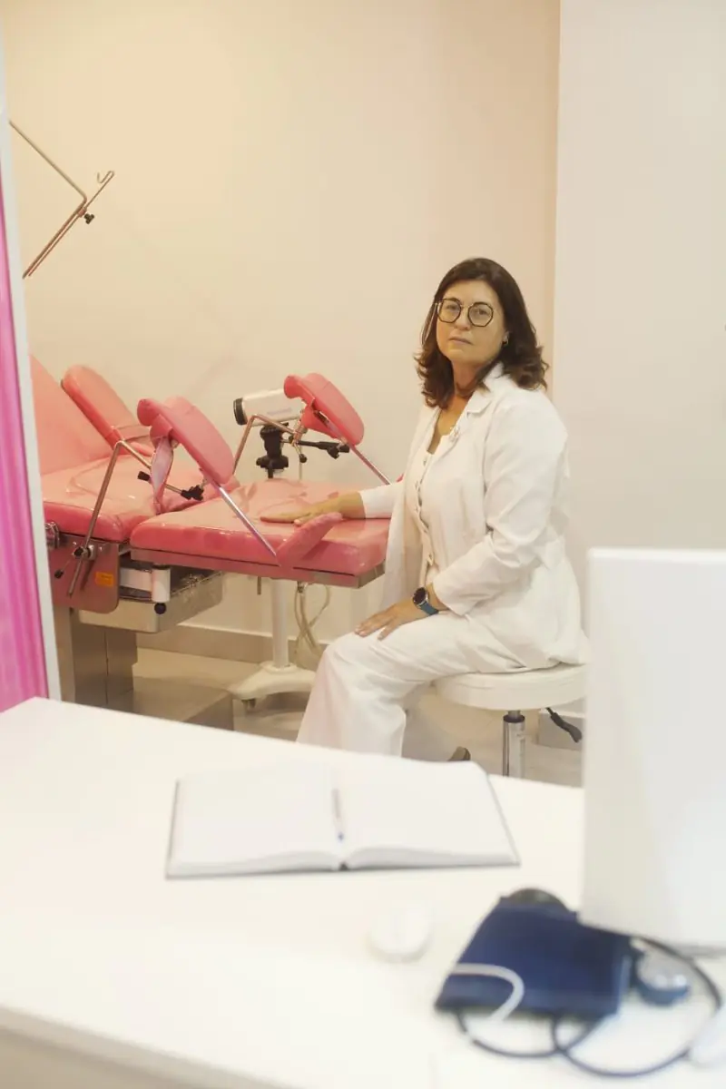 Гинекологический кабинет в INNOVA CLINIC PUNTA CANA с врачом и современным оборудованием