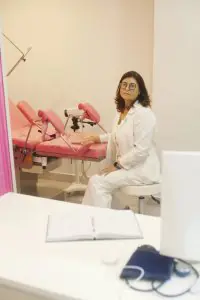 غرفة فحص نسائية في INNOVA CLINIC PUNTA CANA مع طبيبة ومعدات حديثة