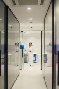 طبيب في ممر حديث في INNOVA CLINIC PUNTA CANA، جمهورية الدومينيكان