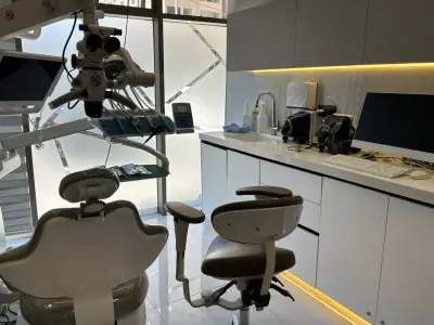 غرفة علاج أسنان بمعدات متطورة في Dentaland Premium Luxury Clinic