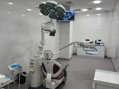 غرفة علاج أسنان بمعدات حديثة في Dentaland Premium Luxury Clinic & Academy