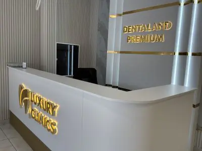 مكتب استقبال في Dentaland Premium Luxury Clinic بتصميم داخلي حديث