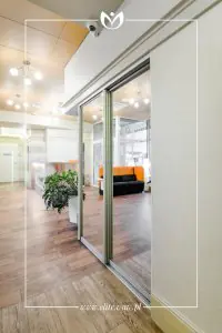 منطقة الاستقبال في Klinika Elite Centrum Laseroterapii بديكور حديث ومقاعد انتظار
