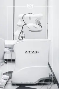 جهاز زراعة الشعر الروبوتي ARTAS iX في Klinika Elite Centrum Laseroterapii