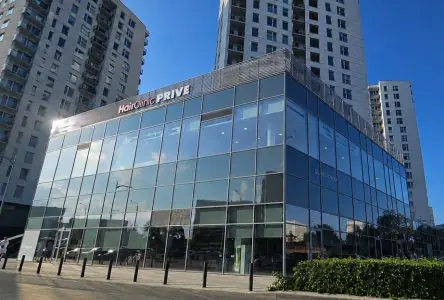 واجهة زجاجية حديثة لمبنى Hair Clinic PRIVÉ في وسط المدينة