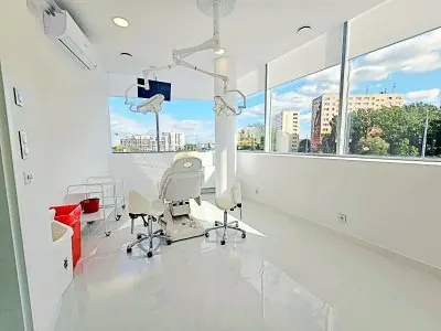 غرفة زراعة الشعر في Hair Clinic PRIVÉ بمعدات حديثة وإطلالة على المدينة