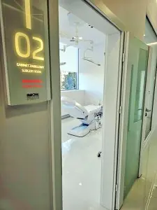 غرفة جراحة في Hair Clinic PRIVÉ مع كرسي طبي حديث ومعدات متطورة