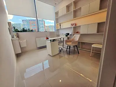 غرفة استشارات في Hair Clinic PRIVÉ بأثاث حديث ونوافذ كبيرة