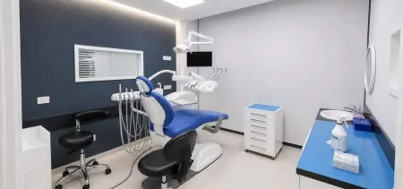 غرفة علاج أسنان حديثة بمعدات متطورة في Dential Dental Clinic