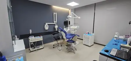غرفة علاج أسنان حديثة في Dential Dental Clinic مزودة بأجهزة متطورة