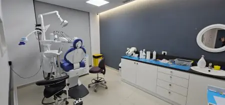 غرفة علاج أسنان بمعدات حديثة في عيادة Dential Dental Clinic