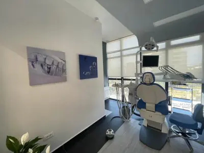 غرفة علاج أسنان حديثة مع معدات في عيادة Dential Dental Clinic