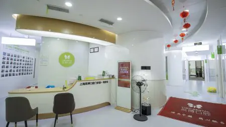 Área de recepción en la clínica dental Shanghai Y+bo, interior moderno con asientos y decoración