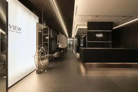 Área de recepción en View Plastic Surgery Hospital con diseño interior moderno