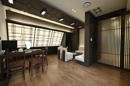 Área de espera moderna en View Plastic Surgery Hospital con decoración de madera en Seúl